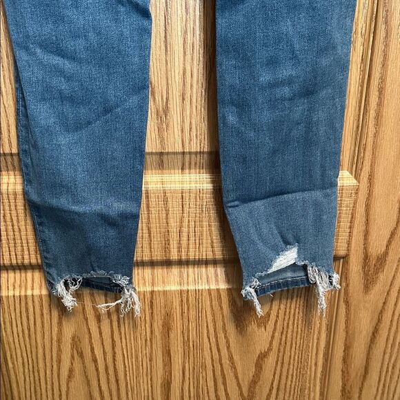 Women’s American Eagle size 6 Short Distressed Blue Women's Jeans - Picture 4 of 7